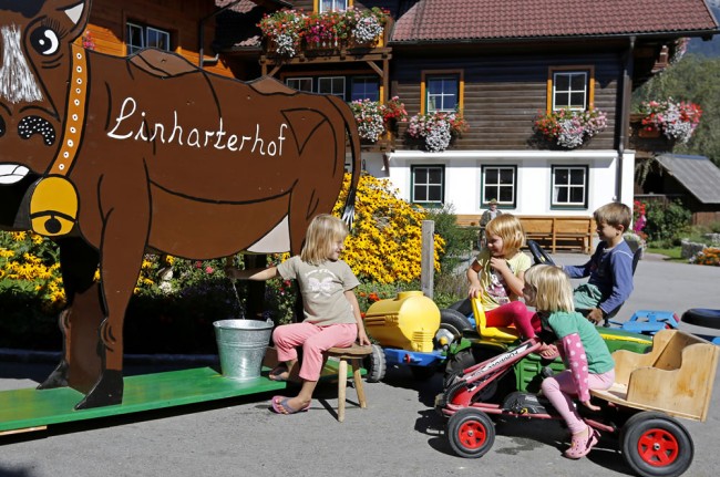 Kinder spielen im Innenhof vom Linharterhof