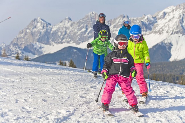 Familie im Skiurlaub © Schladming-Dachstein