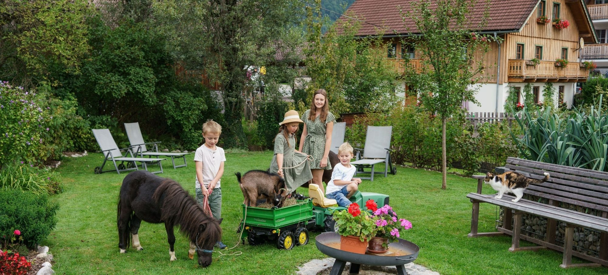 Kinder mit Pferde und Ziegen beim Urlaub am Bauernhof in Österreich Haus im Ennstal