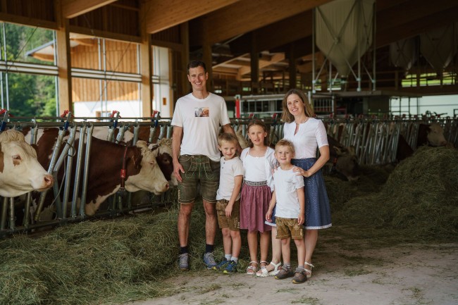 Kinder erleben hautnah Schafe, Hasen, Ziegen, Katzen, Hühner und Ponys auf dem Familienbauernhof in der Steiermark“