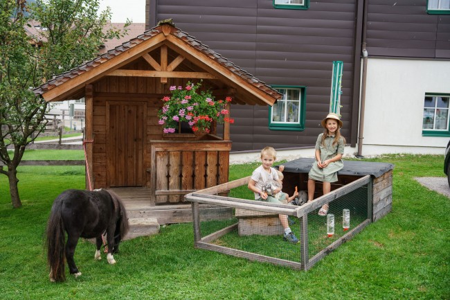 Kinder erleben das echte Bauernhofleben am Linharterhof und probieren das Melken bei der Melkkuh – Spiel, Lernen und Abenteuer für die ganze Familie