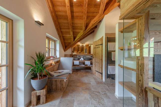 Private Sauna in jedem Ferienhaus und Zirbenmöbel im Chalet inmitten herrlicher Natur