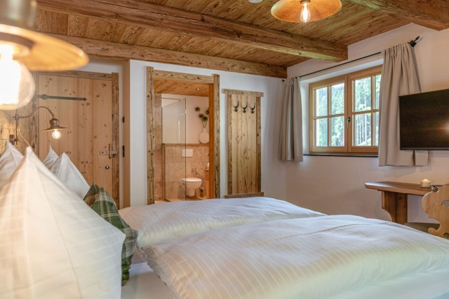 Gemütliche Schlafzimmer mit hochwertigen Naturmaterialien versprechen einen erholsamen Urlaub