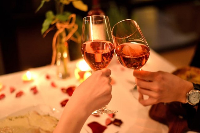 Romantisches Abendessen mit einer guten Flasche Wein