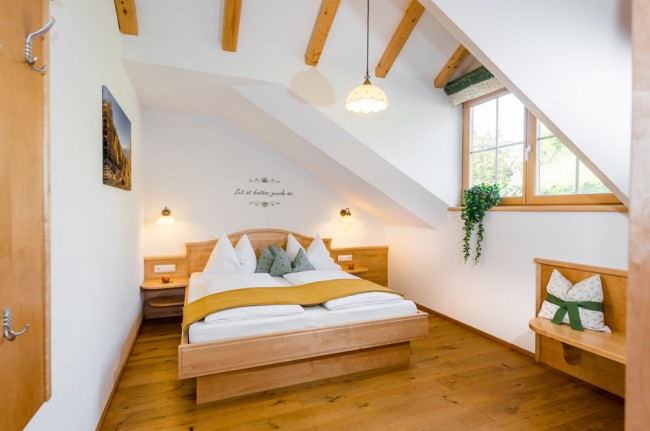 Helles Schlafzimmer mit hochwertigen Vollholzmöbeln