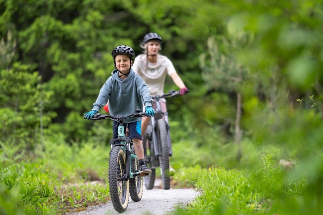 Kinder spielen im Innenhof vom Linharterhof