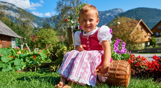 Mädchen im Dirndl am Bauernhof
