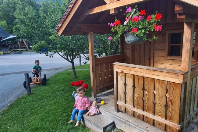 Die Spielhütte beim Linharterhof lässt Kinderherzen höher schlagen!