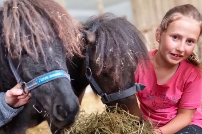 Zufriedene G&auml;ste verbringen ihren Urlaub am Bauernhof in &Ouml;sterreich.