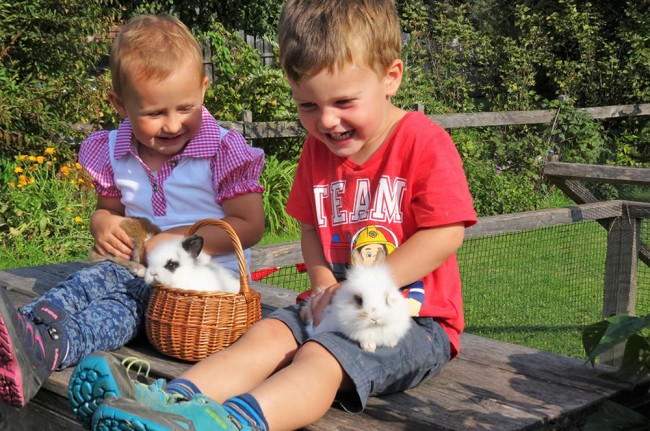 Zufriedene G&auml;ste verbringen ihren Urlaub am Bauernhof in &Ouml;sterreich.