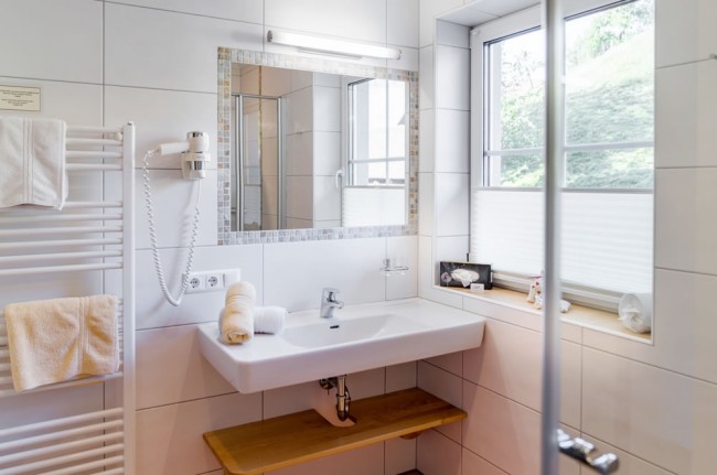 Moderne und helle Badezimmer
