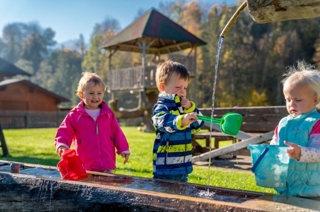 Abenteuerspielplatz gleich neben dem Linharterhof
