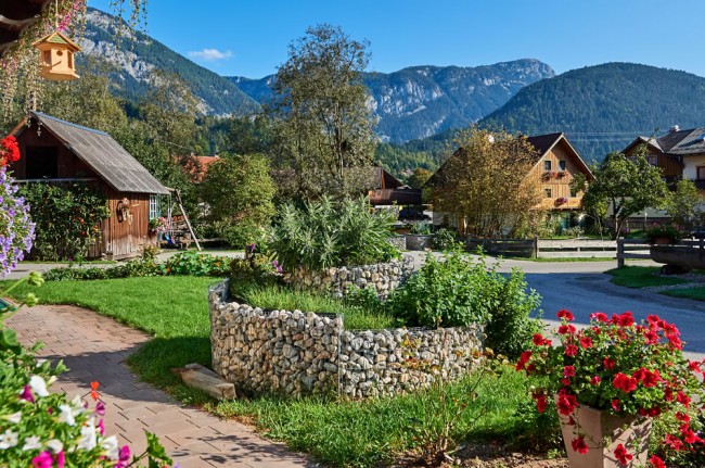 Oma Greti hegt und pflegt ihren wunderschönen Garten
