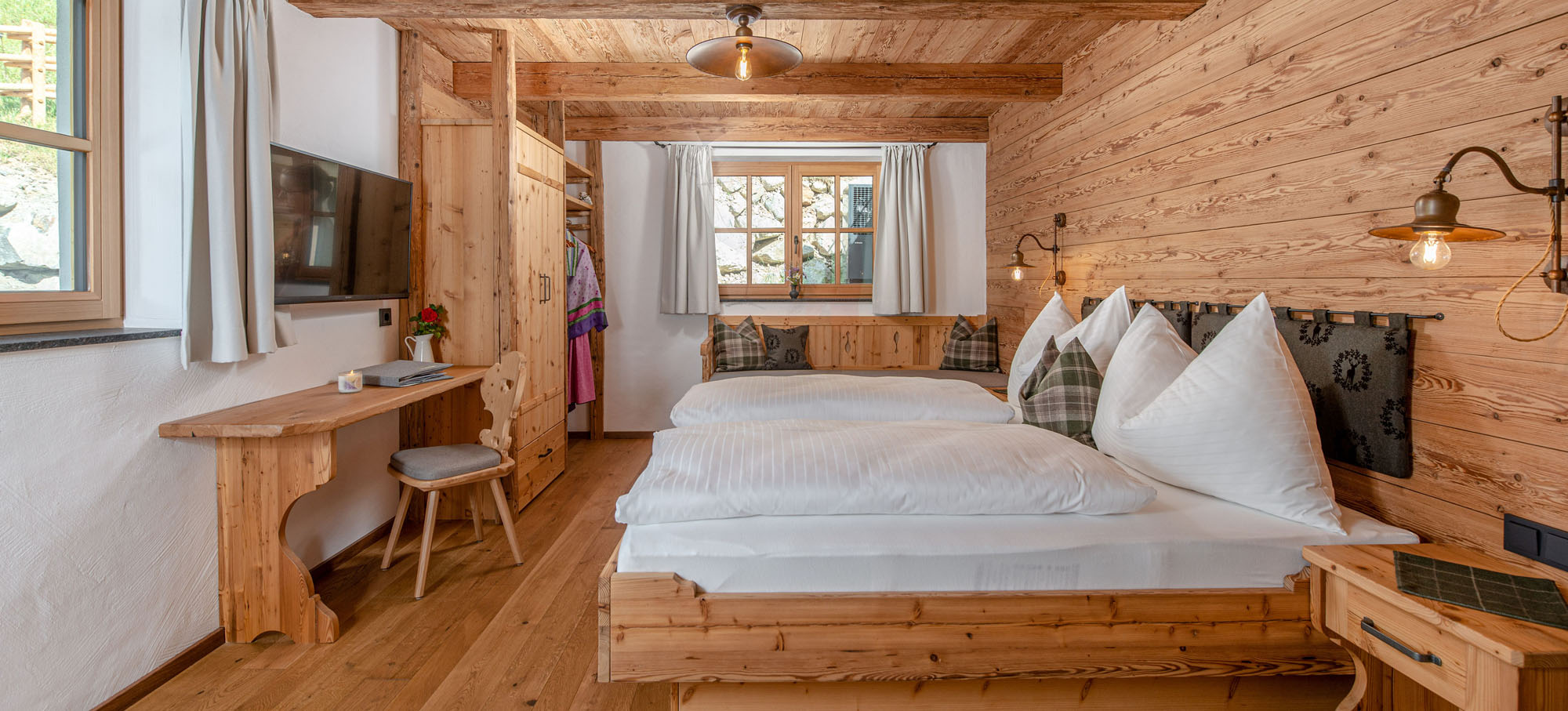 Frühstück im Bett im Almchalet des Linharterhofs