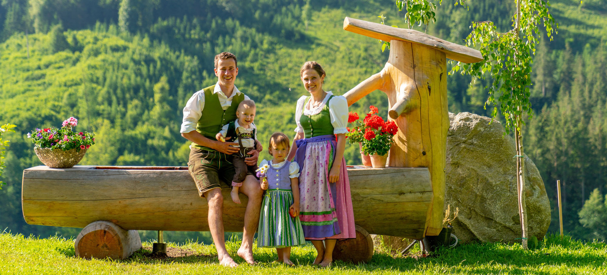 Kinder helfen im Stall vom Linharterhof beim Kühe füttern