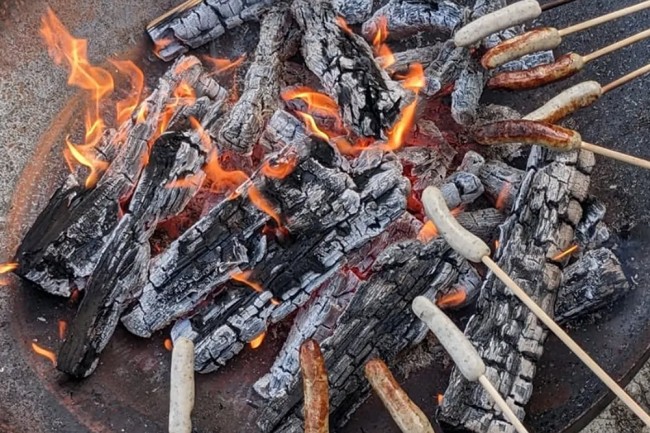 Würstchen grillen inmitten herrlicher Natur