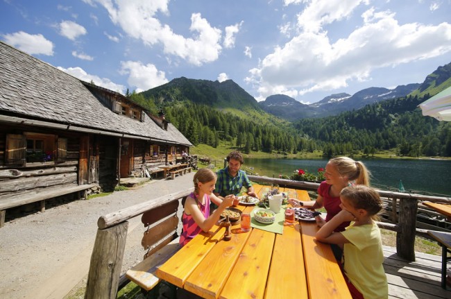 Nach einer ausgedehnten Wanderung stärkst du dich am Besten auf der Alm © Schladming-Dachstein