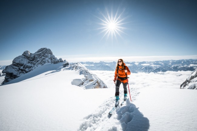 Tief verschneite Winterlandschaft soweit das Auge reicht © Schladming-Dachstein, Mathäus Gartner