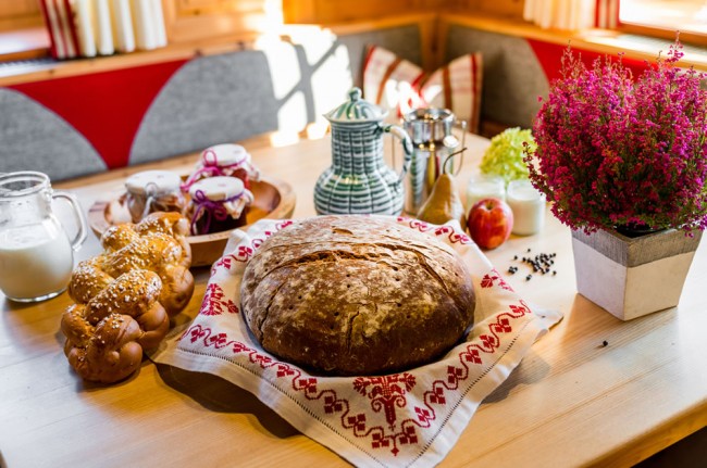 Selbstgemachtes Bauernbrot, Marmeladen und Produkte vom Linharterhof