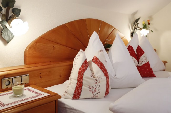 Gemütliche Zimmer ausgestattet mit Vollholzmöbeln