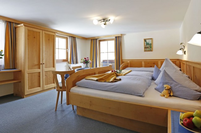 Helles Dreibettzimmer mit großem Balkon